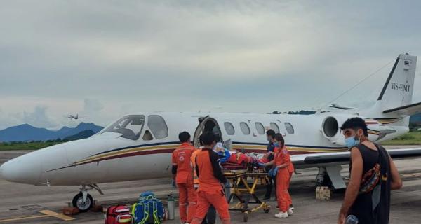 חברה צעירים מחלצים למטוס - במבצע חילוץ של חברים מחלצים